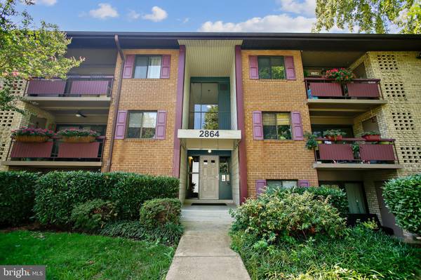 2864 DOVER LN #202, Falls Church, VA 22042