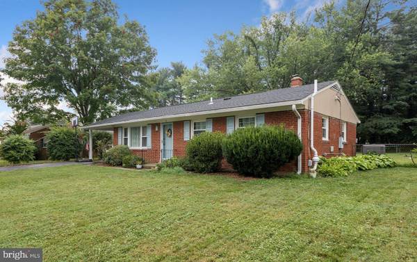 8 HAMPTON RD, Round Hill, VA 20141