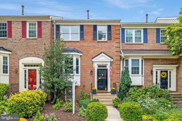 5 CARRIAGE HOUSE CIR, Alexandria, VA 22304