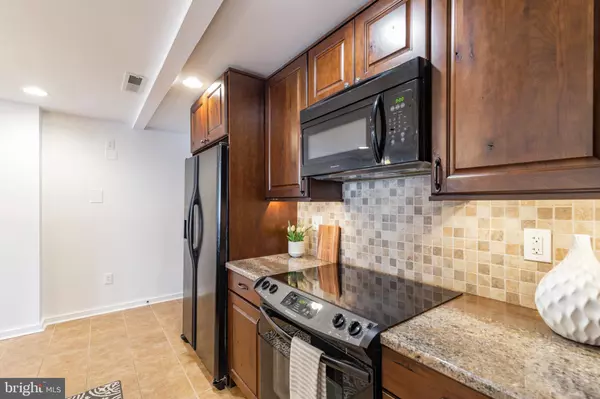 Philadelphia, PA 19147,915-25 BAINBRIDGE ST #305