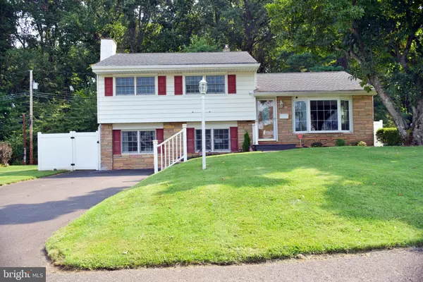 Yardley, PA 19067,7 SANDY DR