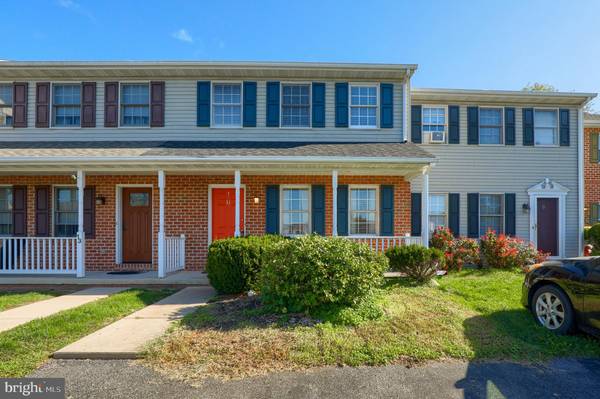 11 FOXFIELD LN, Elizabethtown, PA 17022