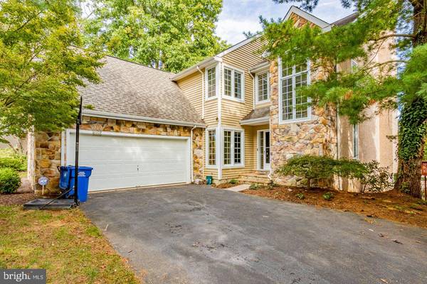 8 VILLAGE CIR, Newtown Square, PA 19073