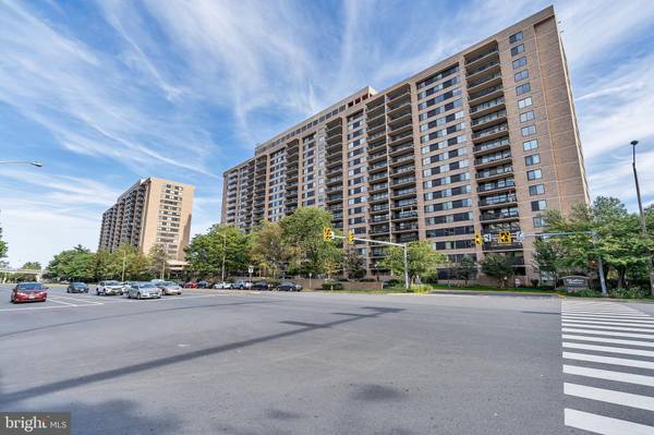 3713 S GEORGE MASON DR #907, Falls Church, VA 22041