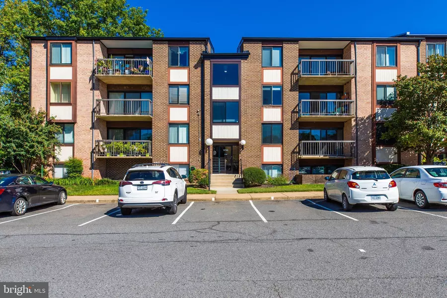 9730 KINGSBRIDGE DR #104, Fairfax, VA 22031