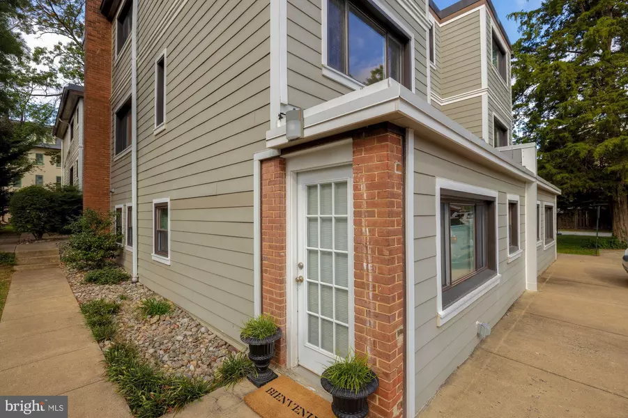 1127 N STUART ST #2, Arlington, VA 22201