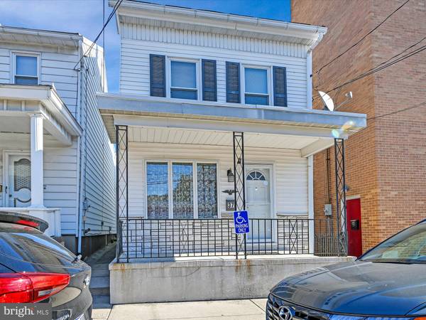 37 S FRONT ST, Saint Clair, PA 17970