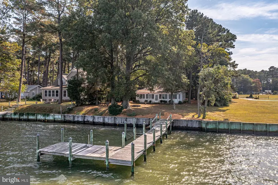 9 MARINA POINT RD, Reedville, VA 22539