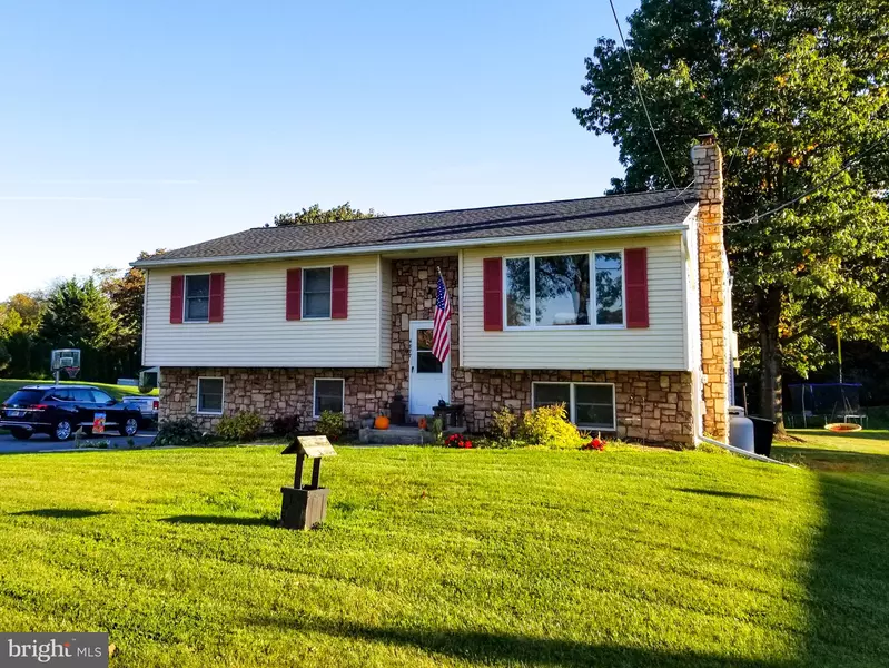 4877 ELIZABETHTOWN RD, Manheim, PA 17545