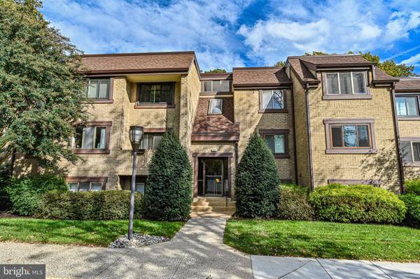 1657 PARKCREST CIR #100, Reston, VA 20190