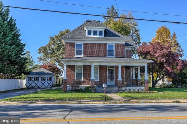 2 S MAIN ST, Jacobus, PA 17407