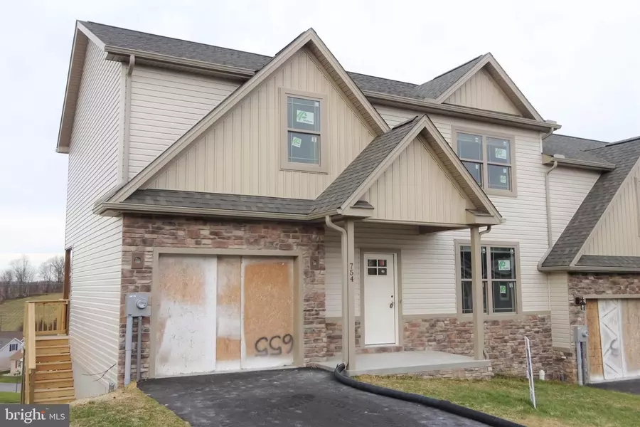 754 GOLDEN SPRING DR, Waynesboro, PA 17268