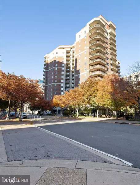 901 N MONROE ST #807, Arlington, VA 22201