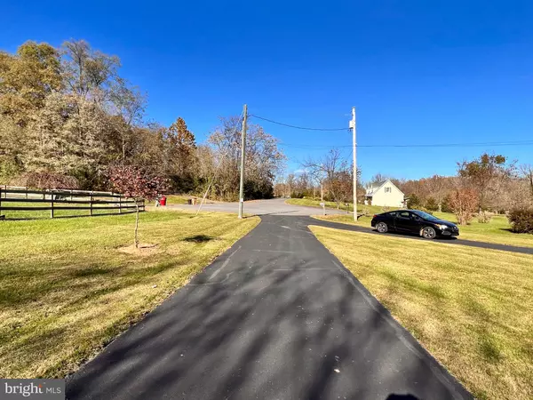 Bunker Hill, WV 25413,289 CHIMNEY DR