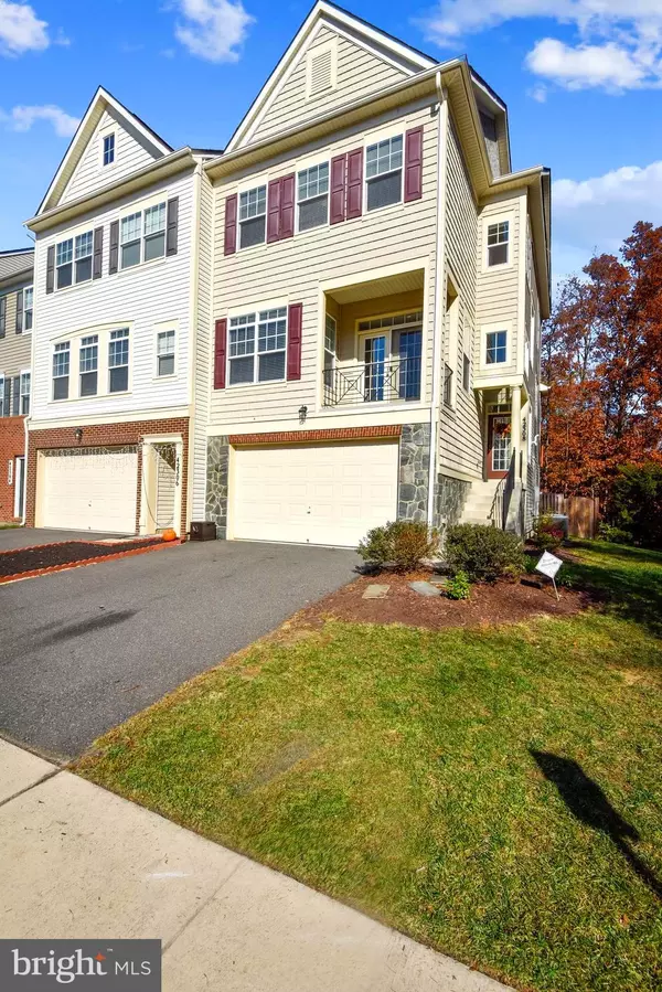 Chantilly, VA 20152,42308 SHOOVER SQ