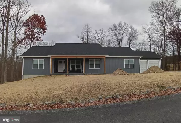 226 FAIRVIEW OAKS LN, Berkeley Springs, WV 25411