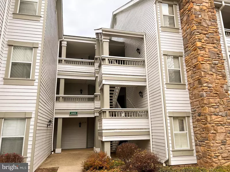 4405 SEDGEHURST DR #305, Fairfax, VA 22033