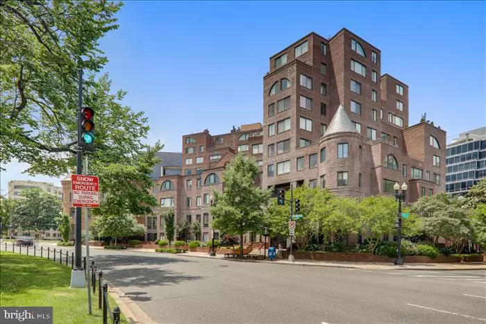 3 WASHINGTON CIR NW #1004, Washington, DC 20037