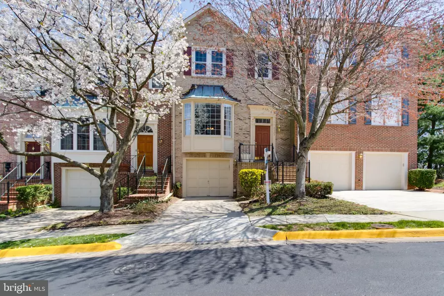 3923 BARCROFT MEWS CT, Falls Church, VA 22041