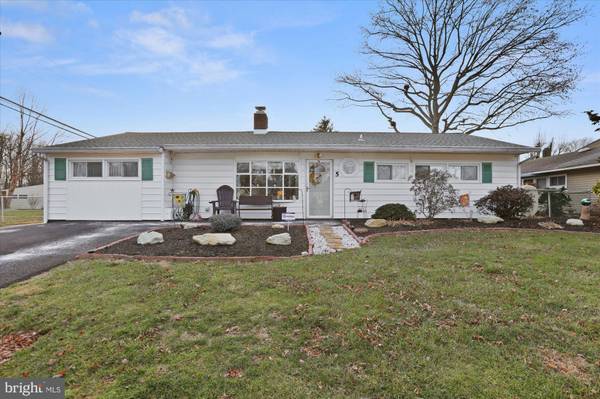 5 MOCKORANGE LN, Levittown, PA 19054