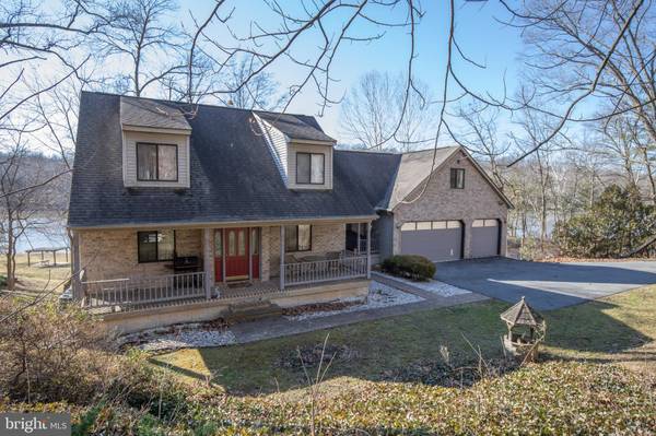 25 FITZHUGH LN, Falling Waters, WV 25419