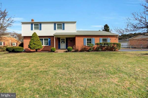 8 BROADMOOR DR, Mechanicsburg, PA 17055