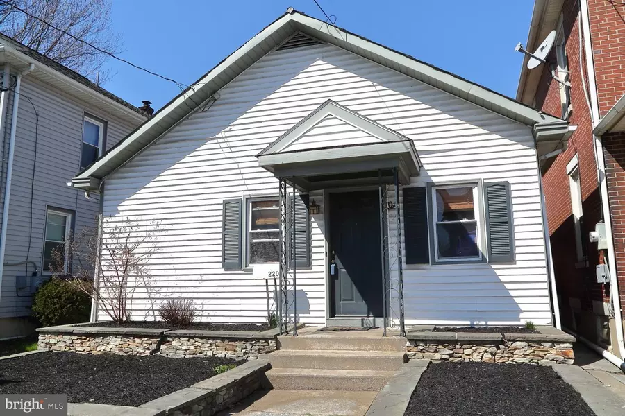 220 W HIGH ST, Manheim, PA 17545