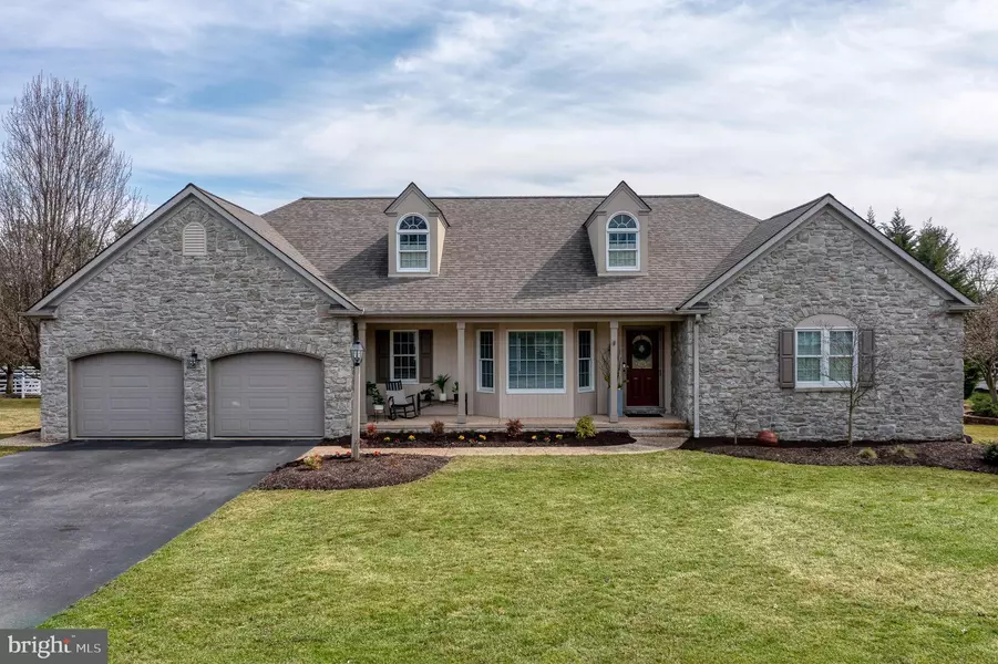 870 STONEBRIDGE DR, Lancaster, PA 17601