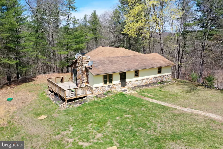 9225 CACAPON RD, Great Cacapon, WV 25422