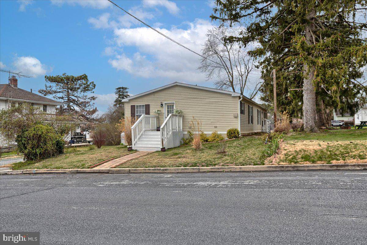 Mount Joy, PA 17552,212 N MARKET AVE
