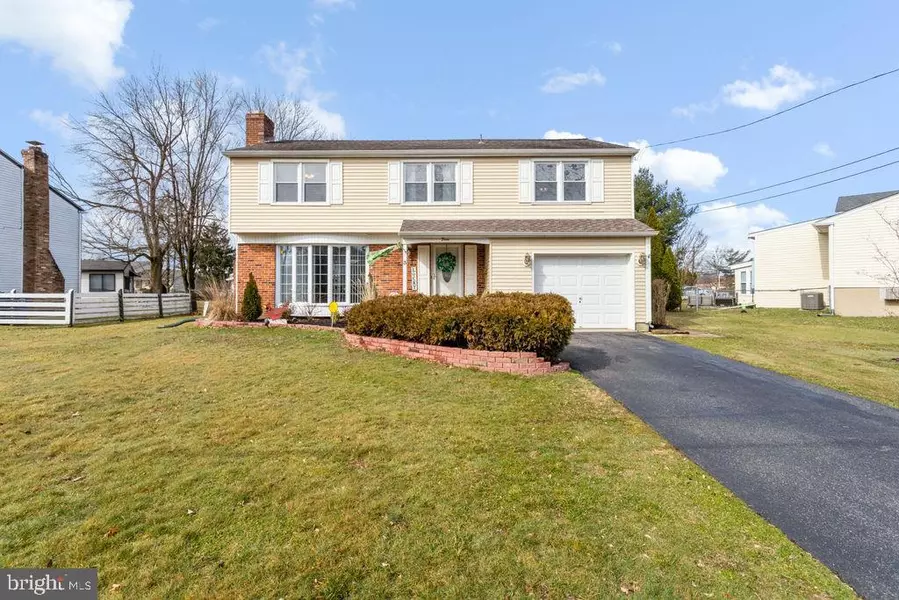 3 SCHOOLHOUSE LN, Marlton, NJ 08053