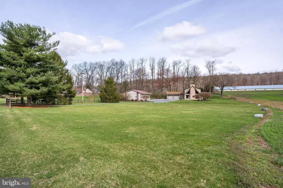 1078 MOUNTAIN RD, Manheim, PA 17545