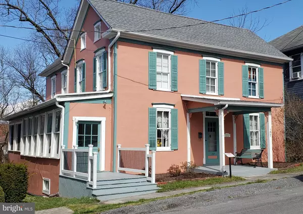 157 CONGRESS ST, Berkeley Springs, WV 25411