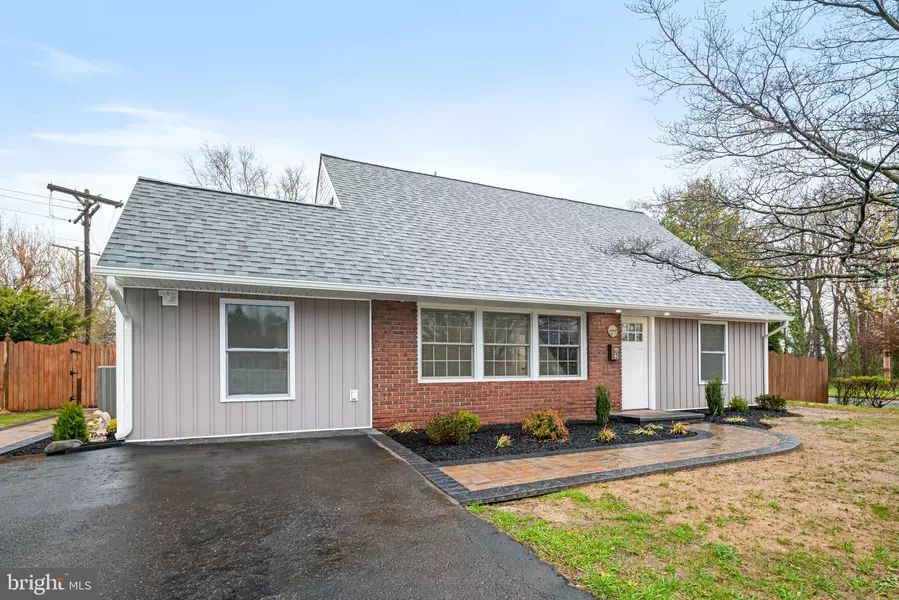 2 KINGAPPLE LN, Levittown, PA 19055