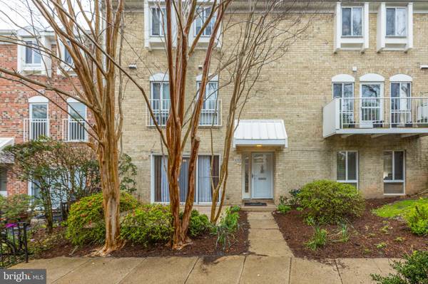 3725 PERSIMMON CIR #3725, Fairfax, VA 22031