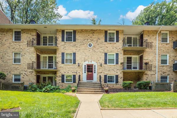 3800 LYNDHURST DR #203, Fairfax, VA 22030