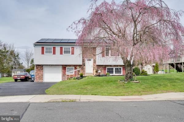 245 STONEHAVEN DR, Red Hill, PA 18076