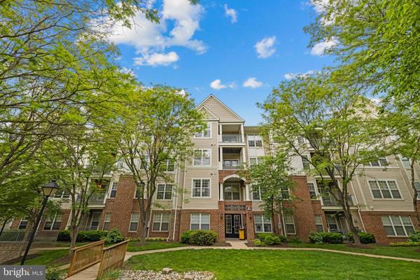 3003 NICOSH CIR #3204, Falls Church, VA 22042