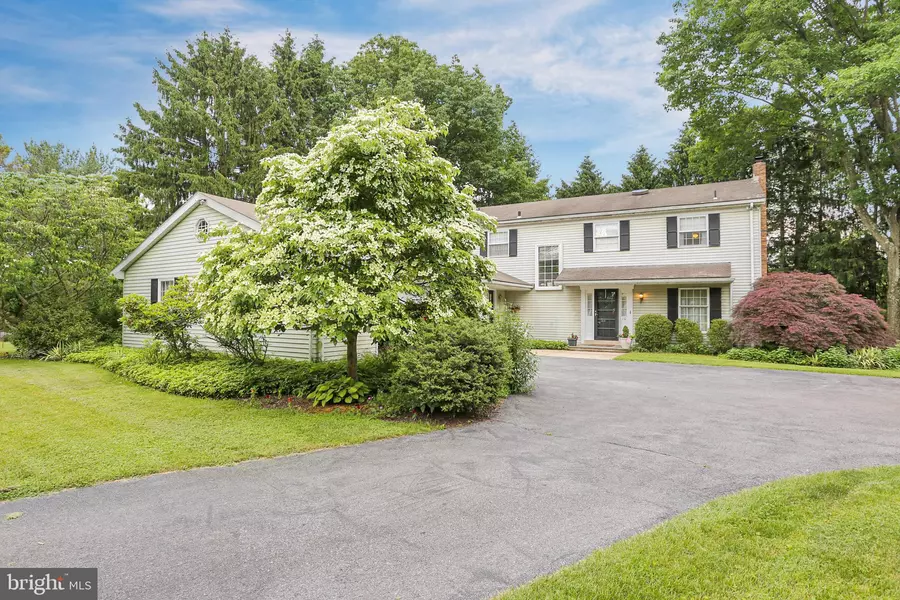 10 GLENBROOK DR, Shillington, PA 19607