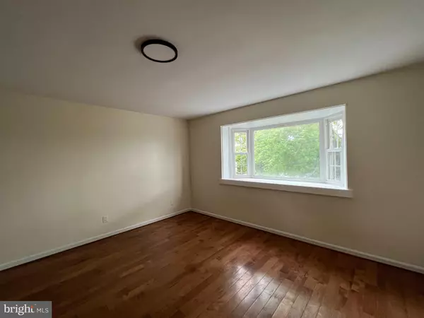 Falls Church, VA 22044,2907 WILLSTON PL #202