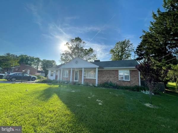 2733 SUNSET LN, York, PA 17408