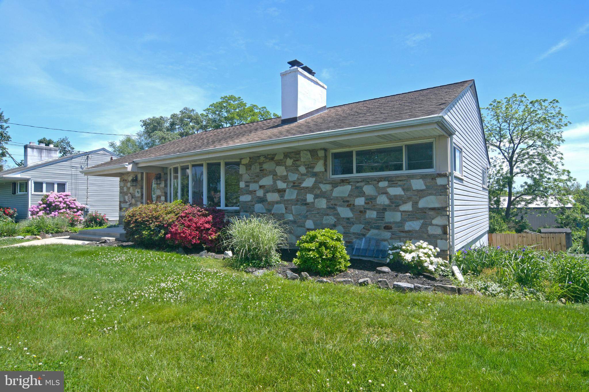 92 LAKEDALE DR, Lawrence, NJ 08648