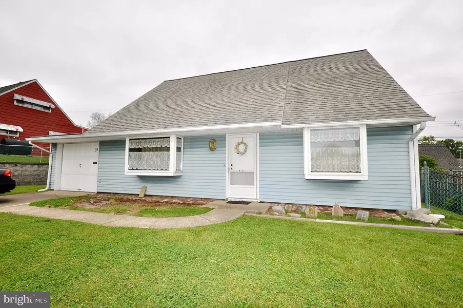 37 CALICOBUSH RD, Levittown, PA 19057