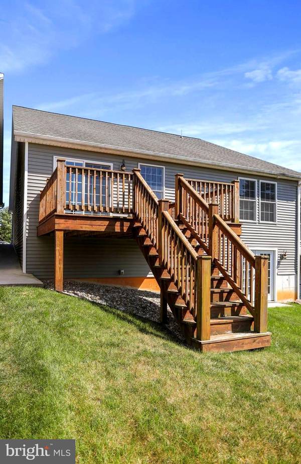 Shippensburg, PA 17257,263 PIN OAK LN