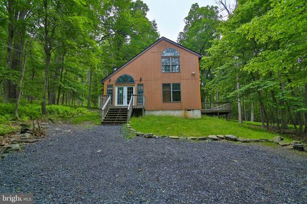 3100 BOBCAT DR, Bushkill, PA 18324