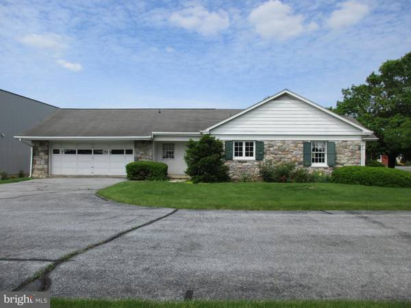 636 E FARMERSVILLE RD, New Holland, PA 17557