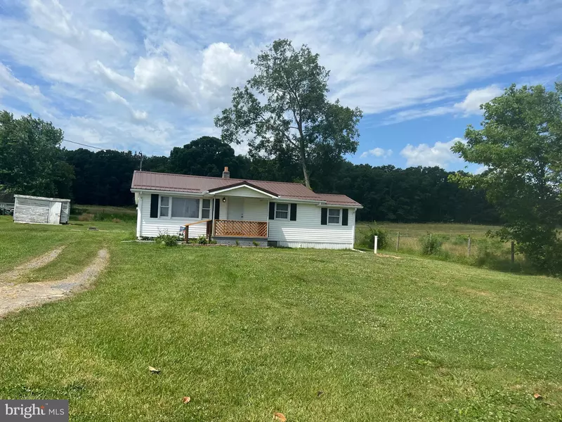 82 2ND LN, Moorefield, WV 26836