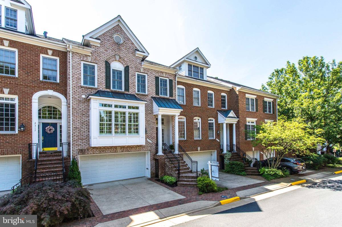 Vienna, VA 22182,2319 SAWTOOTH OAK CT