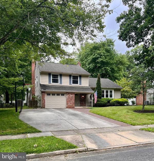 9 OAKLEY DR, Cherry Hill, NJ 08003