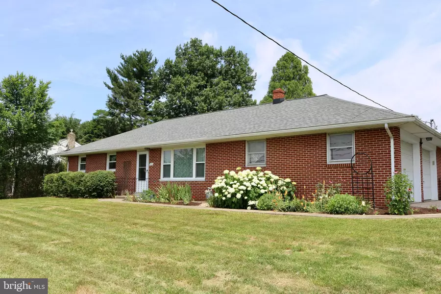 523 E NEWPORT RD, Lititz, PA 17543